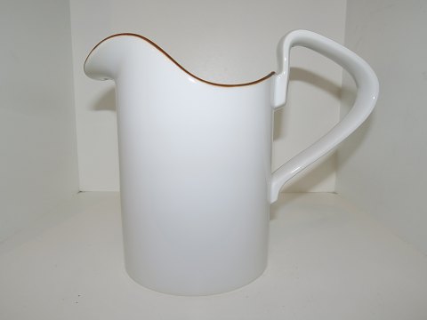 Domino
Milk pitcher
