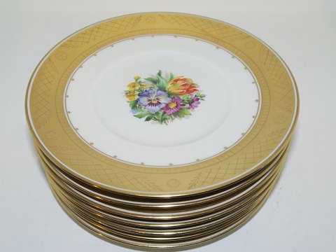 Gold Basket with flowers
Small bread plate 15 cm.