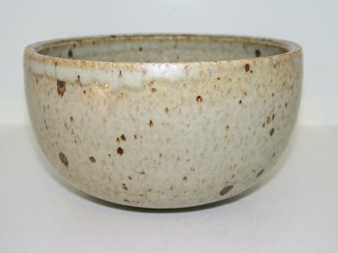 Bing & Grondahl art pottery
Round bowl with dots from 1966-1972