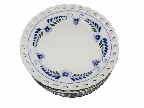 Blue Vetch
Large side plate with pierced edge 19.5 cm.