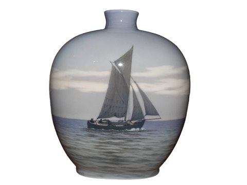 Royal Copenhagen
Oblong vase with sailboat from 1898-1923