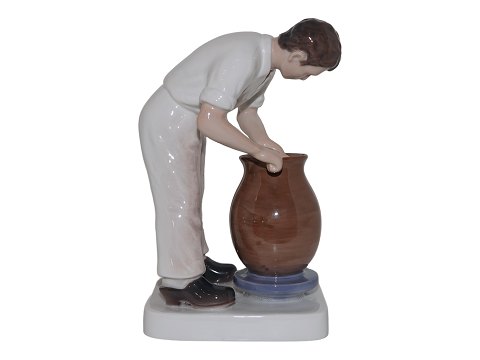 Bing & Grondahl figurine
Pot maker