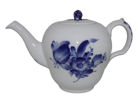 Blue Flower Curved
Rare, small tea pot