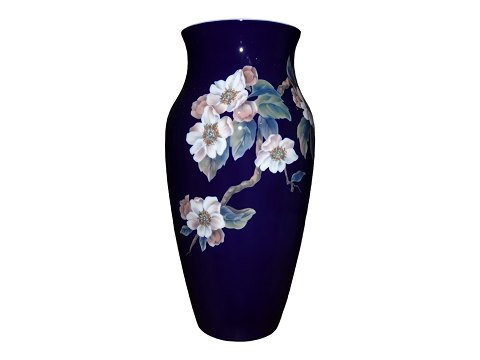 Royal Copenhagen
Høj mørkeblå vase med frugtgrene og hvide blomster