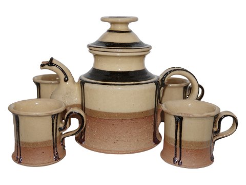 Heerwagen art pottery
Teapot and five mugs