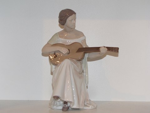 Stor Bing & Grøndahl figurDame med guitar