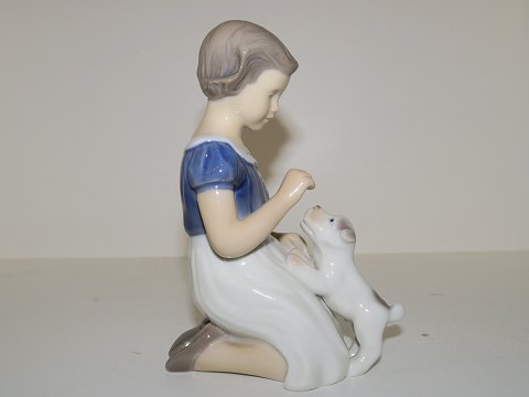 Bing & Grøndahl figurPige med hundehvalp