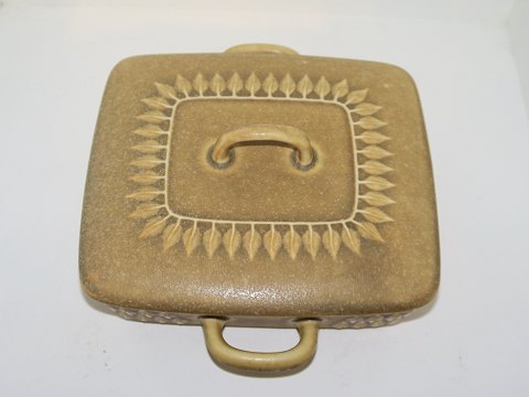 Relief
Firkantet skål med låg