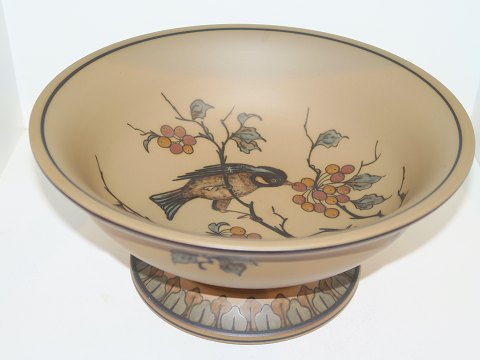 Hjorth keramikStor brun skål på fod med fugl