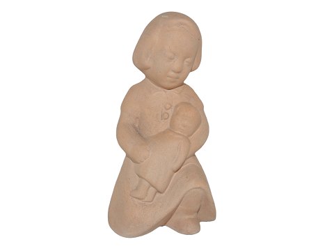 SøholmTerracotta figur af pige med dukke