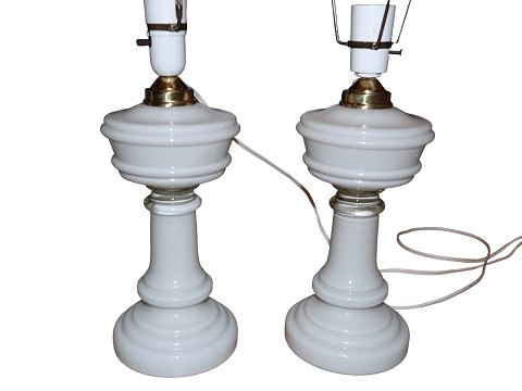 Bordlampe i hvidt opalineglas fra ca. 1850-1880