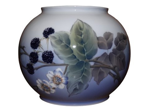 Royal CopenhagenKugleformet vase  med brombær