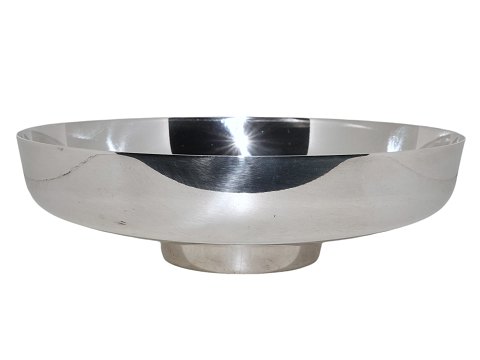 Georg Jensen sterling silver
Modern dish on stand by Henning Koppel