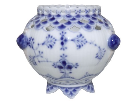 Blue Fluted Full Lace
Small vase with snails from 1898-1923