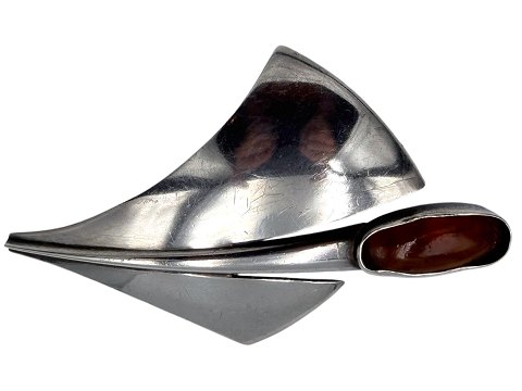 N.E. From Sterling silver
Large and modern brooch with amber from 1950-1960