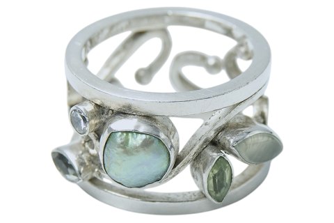 Kepler silver
Modern ring with pearls and stones- Size 59