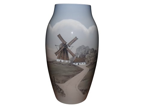 Bing & Grondahl
Vase with Danish mill