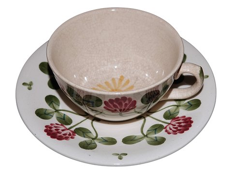 Aluminia Red Cloves
Tea cup that is also decorated on the inside