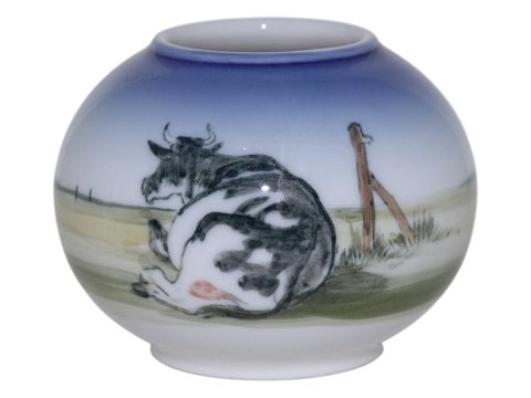 Royal CopenhagenLille unika vase med sortbroget ko liggende på mark