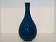 Bing & Grøndahl kunstporcelænMørkeblå vase af Ebbe Sadolin