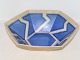 Bodil Manz keramikStørre kantet skål med blå dekoration