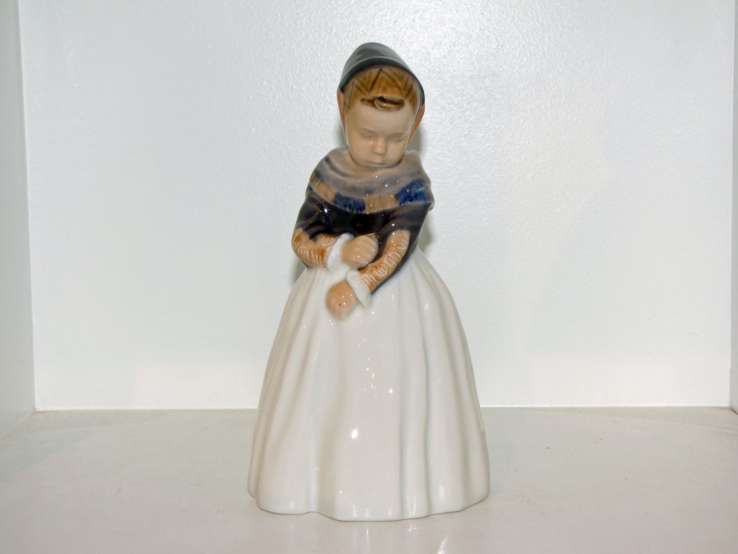 Antik K - Royal Copenhagen figurine * * Standing Girl